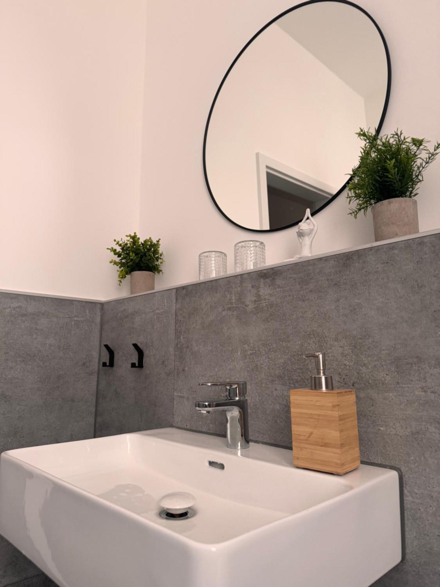 Studio Apartment Im Zentrum Mit Parkplatz & Neuem Badezimmer Magdeburg Eksteriør billede